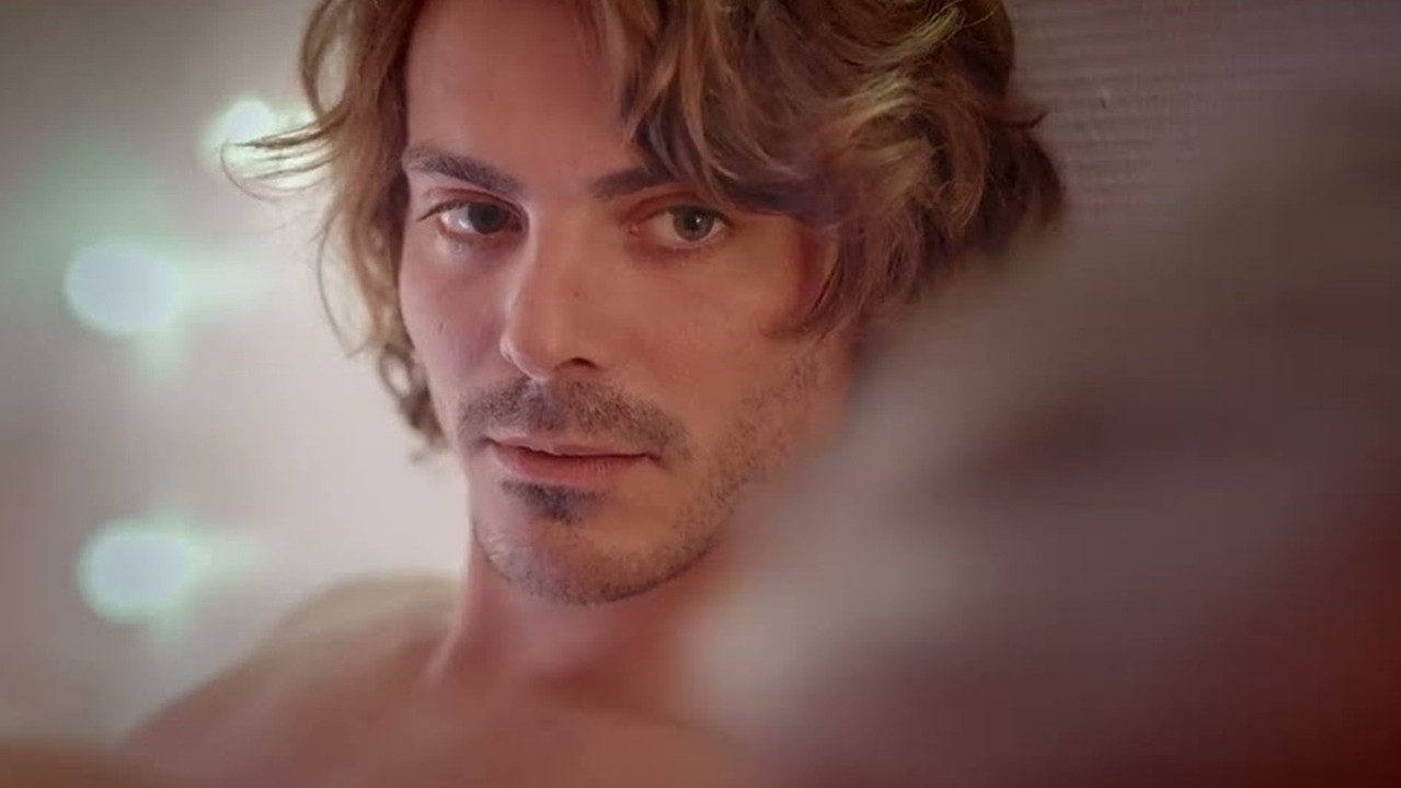 Embrasse-moi backdrop