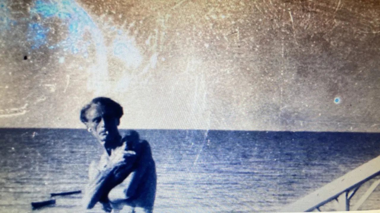 Sur les traces d'Henry de Monfreid - Écrivain et pirate de la mer Rouge backdrop