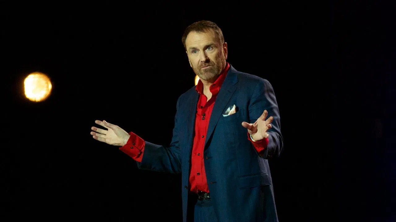 Colin Quinn: Unconstitutional backdrop