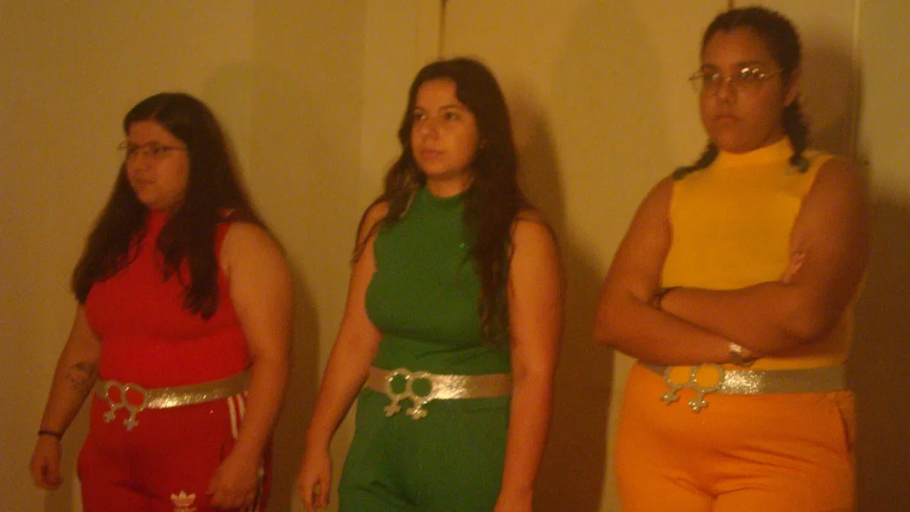 Três Sapatonas Demais backdrop