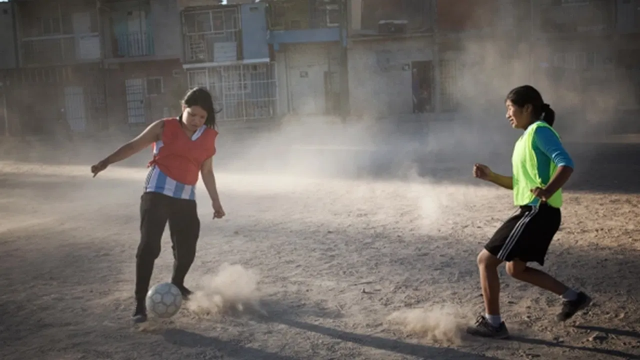 Mujeres con Pelotas backdrop