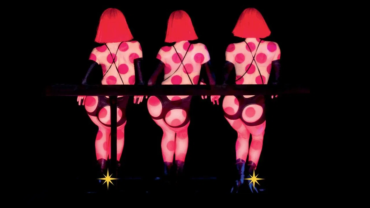 Feu: Crazy Horse Paris backdrop