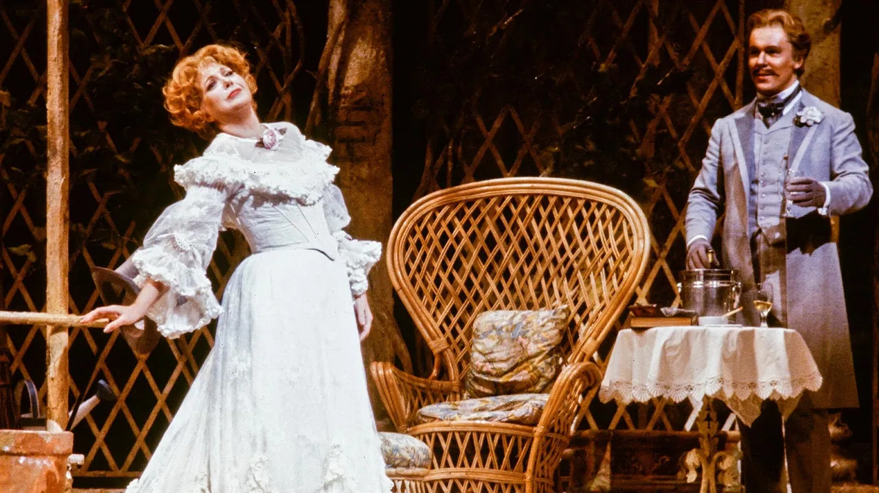 Don Pasquale backdrop