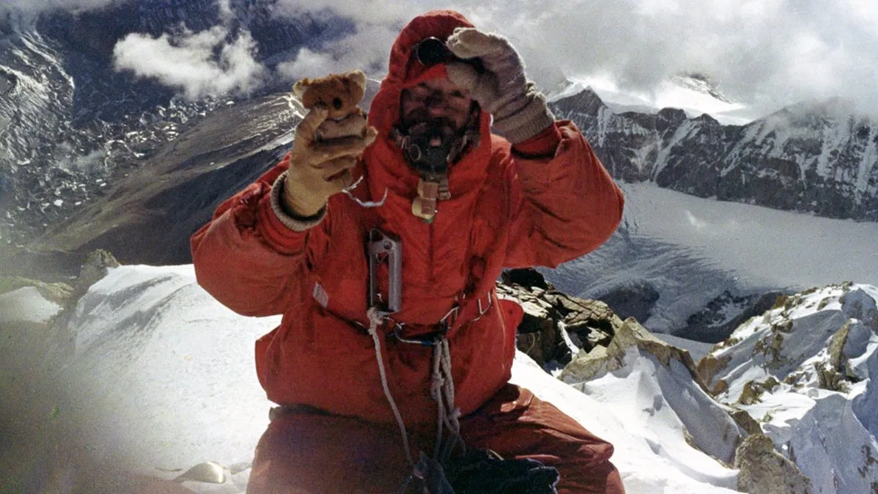 Makalu 8481m - West Pillar backdrop