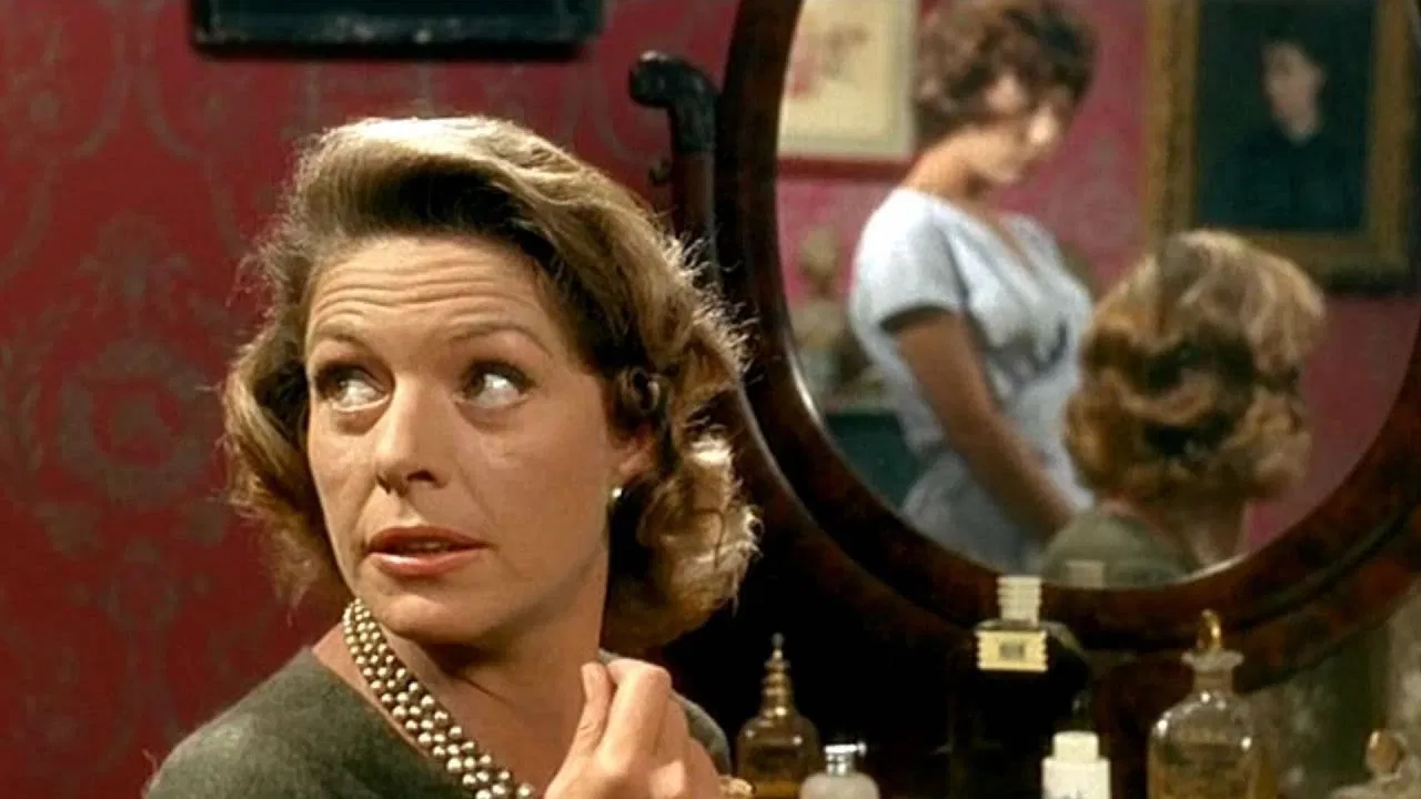 À double tour backdrop