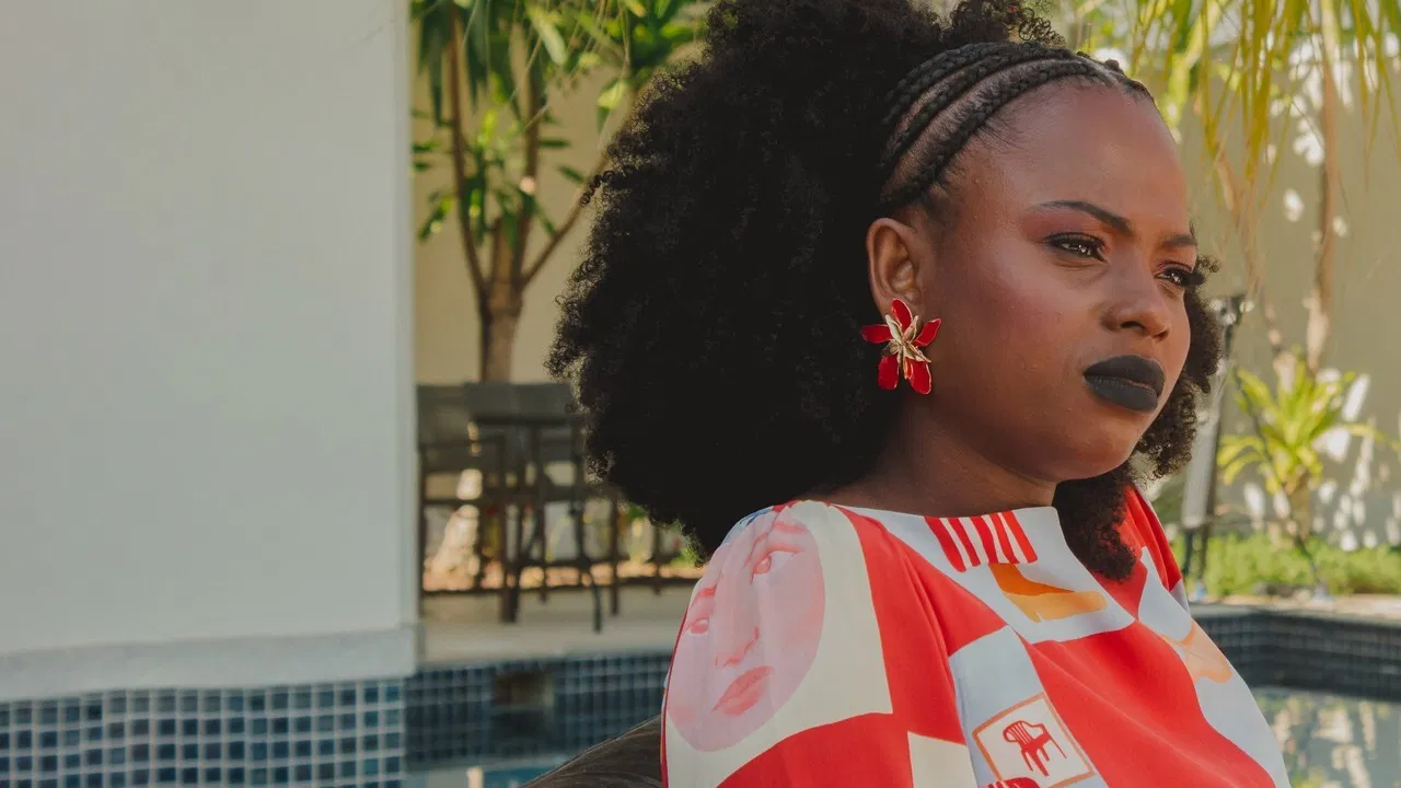 Sexta Black backdrop