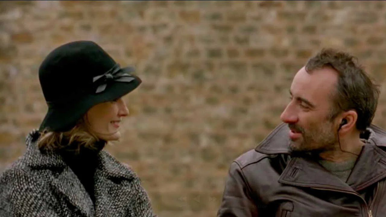 Toutes les filles sont folles backdrop