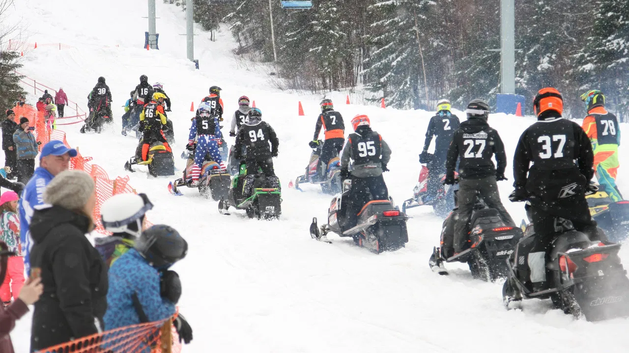 Fous de motoneige backdrop