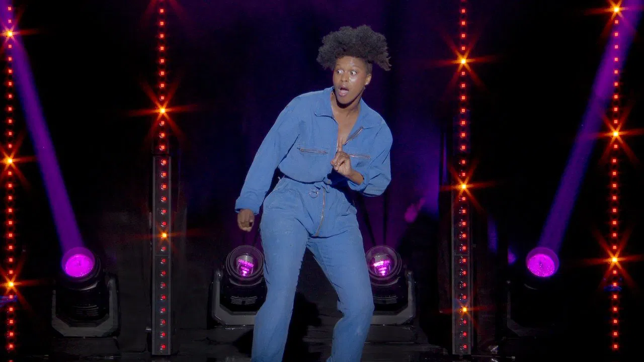 Fadily Camara: La plus drôle de tes copines backdrop