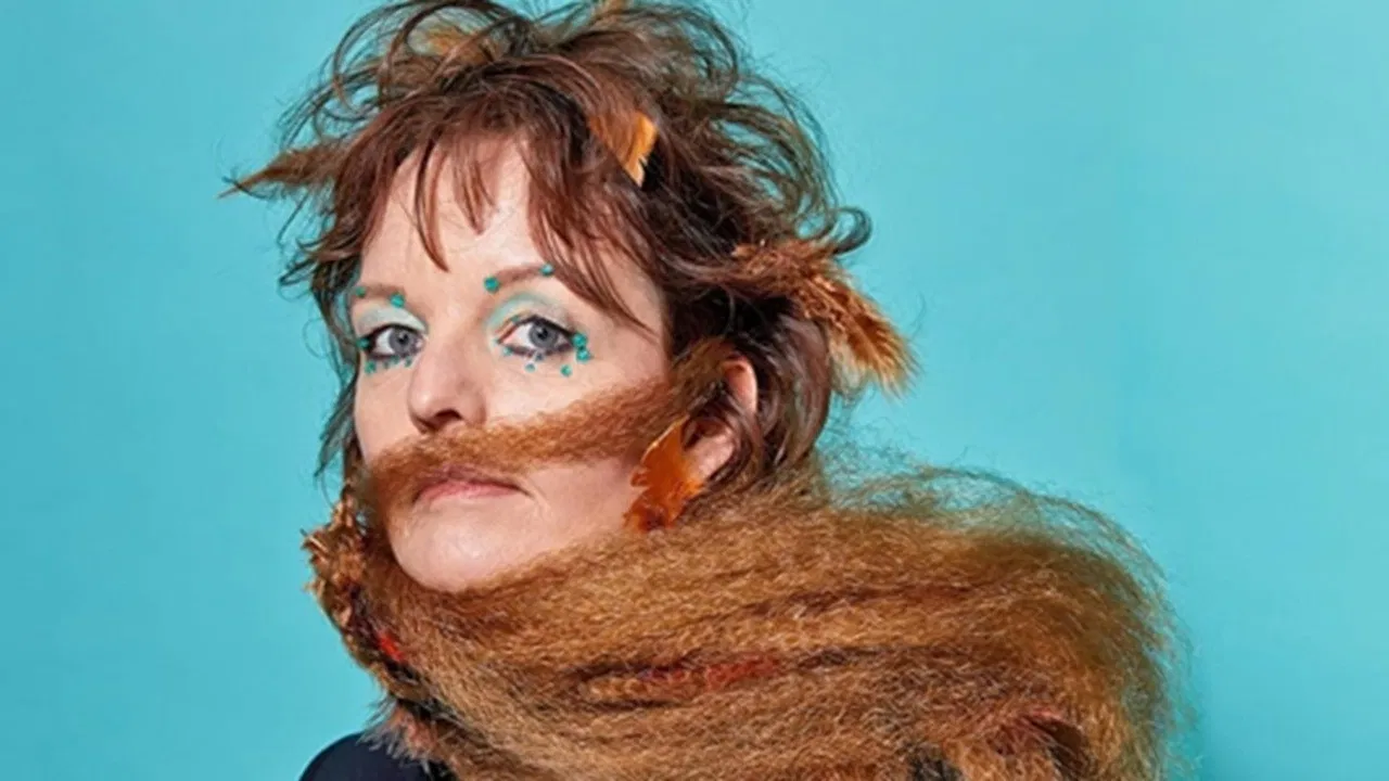 Sanne Wallis de Vries: Kom backdrop