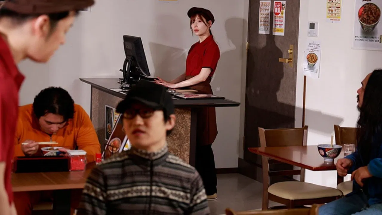 【現実であった生々しいノンフィクションストーリー】 牛丼屋で働く既婚者の私が女として見てくれる年下学生との不貞中出し性交にハマった理由IPZZ-674明里つむぎ backdrop