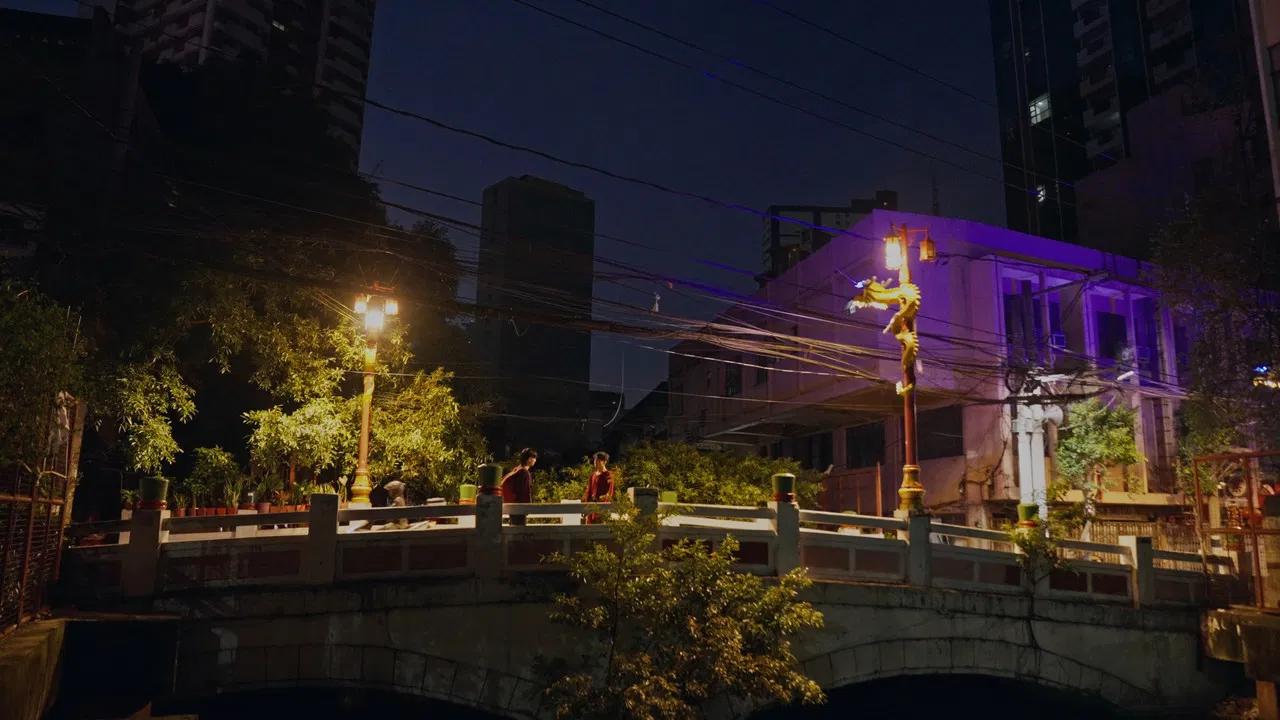 Ang Pagyakap Sa Linya backdrop