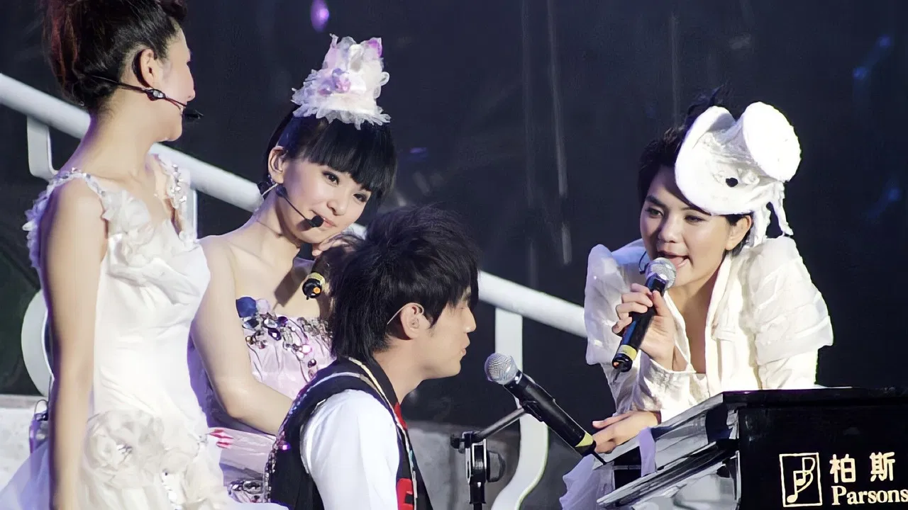 S.H.E 移动城堡演唱会 backdrop