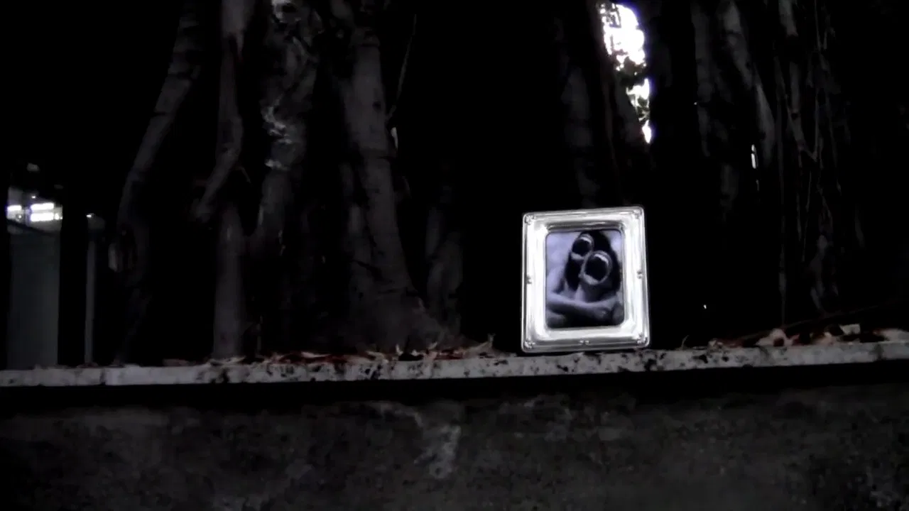 -Pursuit0.: Questo posto è completamente normale backdrop