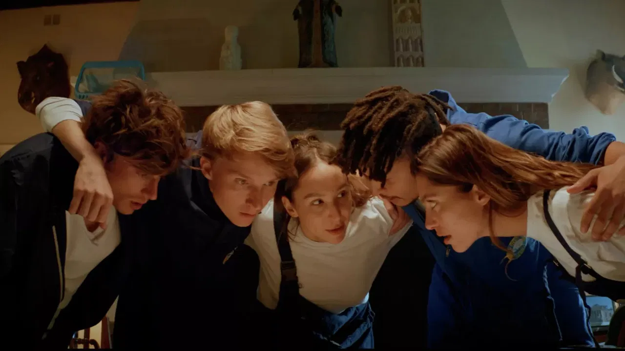 Les Piscinistes backdrop