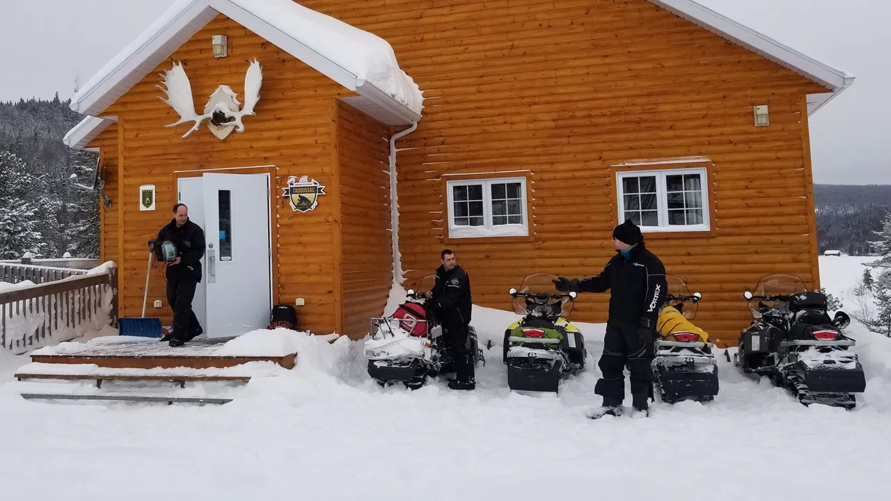 La poudre aux yeux backdrop