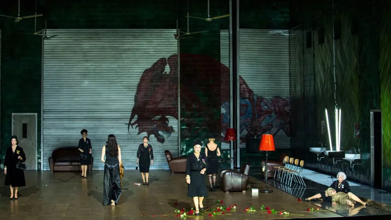 Gluck: Iphigénie en Tauride backdrop