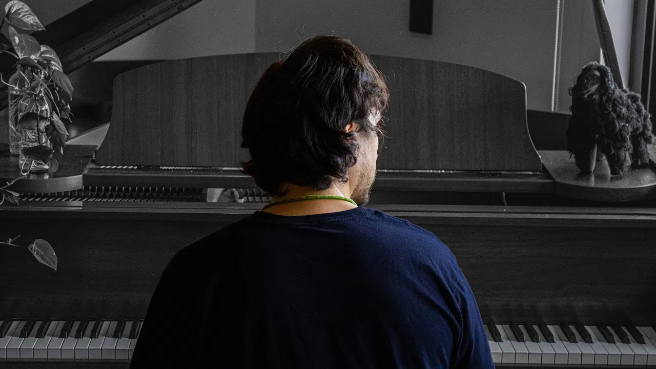 Mi Vida Me Pasa backdrop