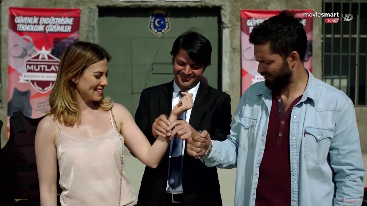 Elimiz Mahkum backdrop