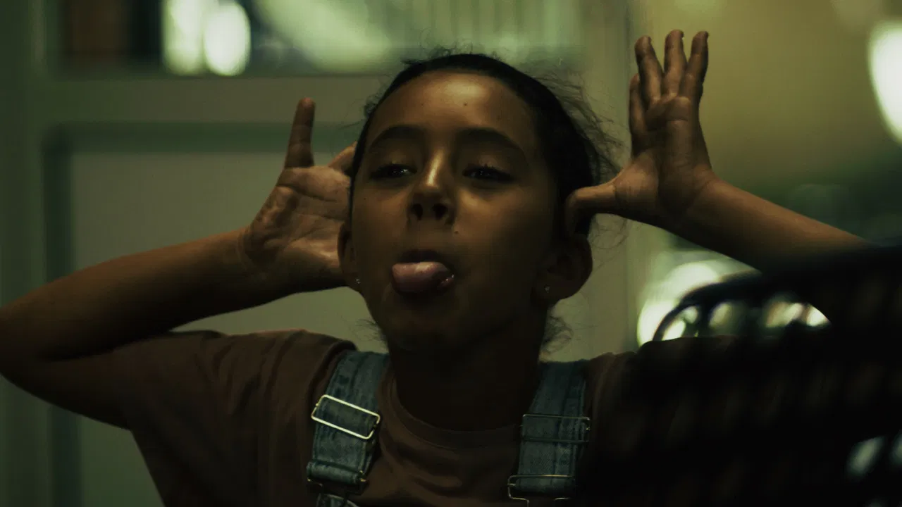 Notre Enfance backdrop