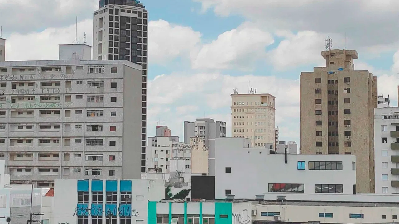 Quarentena Pra Quem? backdrop