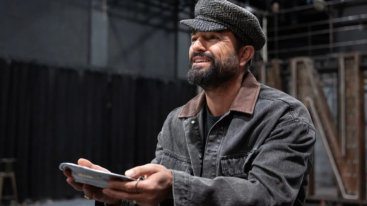 Singer: Cameri backdrop