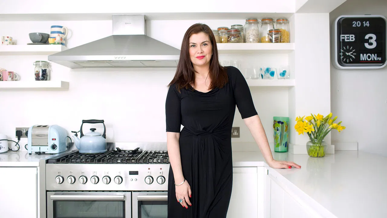 Selling Houses with Amanda Lamb backdrop