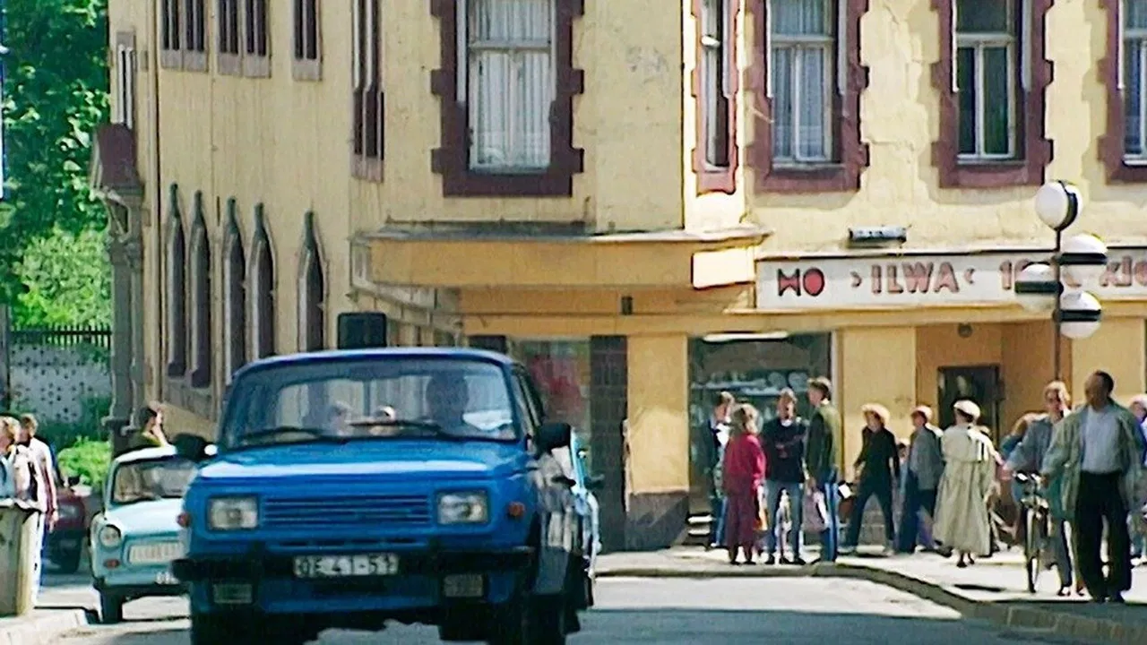 DDR 1990 - Reise durch ein verschwindendes Land backdrop