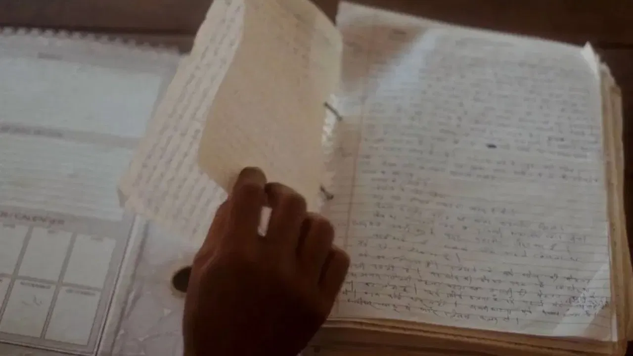 Chaar Phool Hain Aur Duniya Hai backdrop