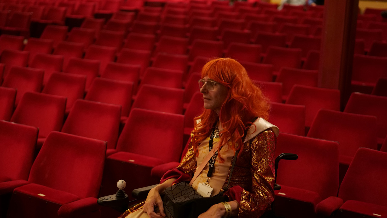 Paula Says Hi backdrop