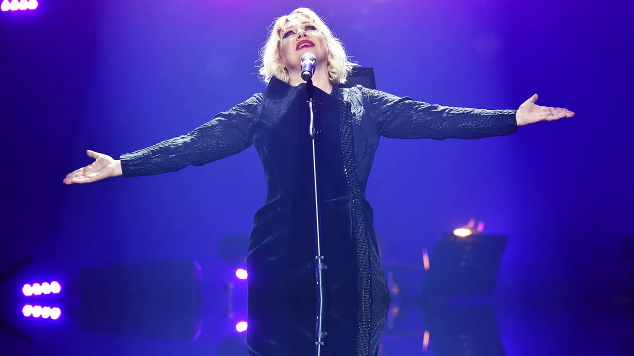 Ева Польна: Глубокое синее море backdrop