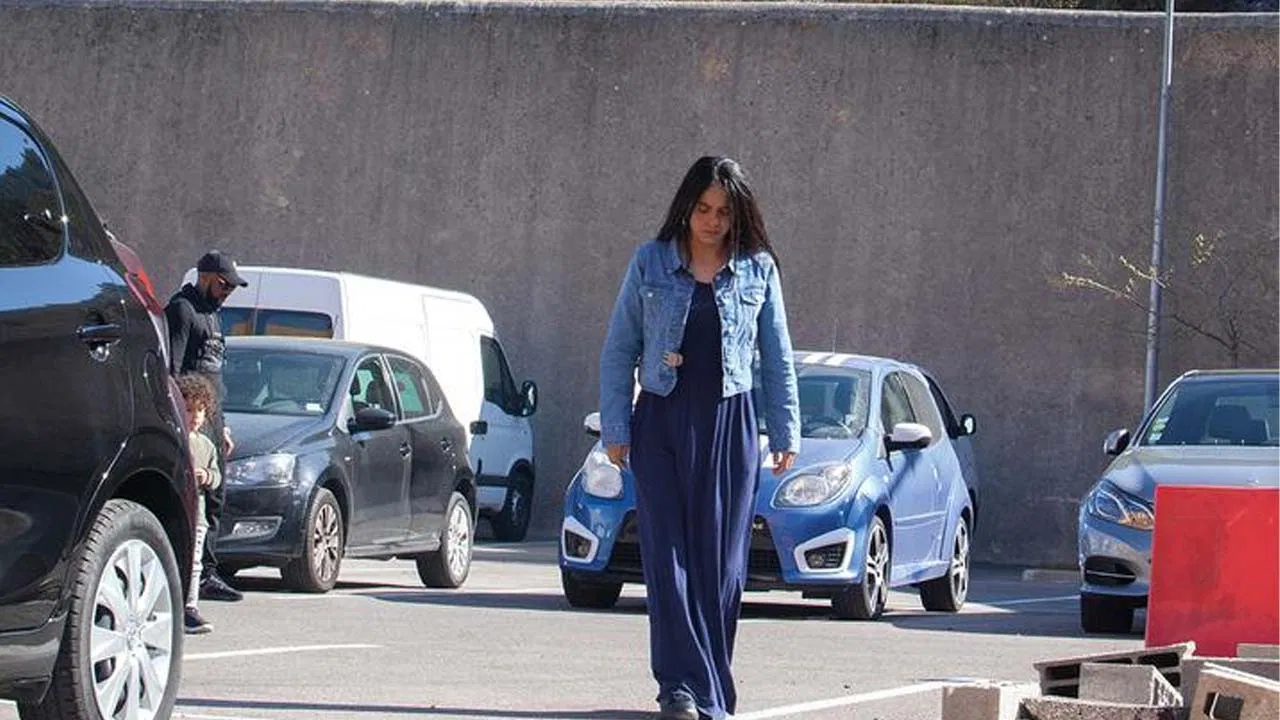 Au-delà des murs backdrop