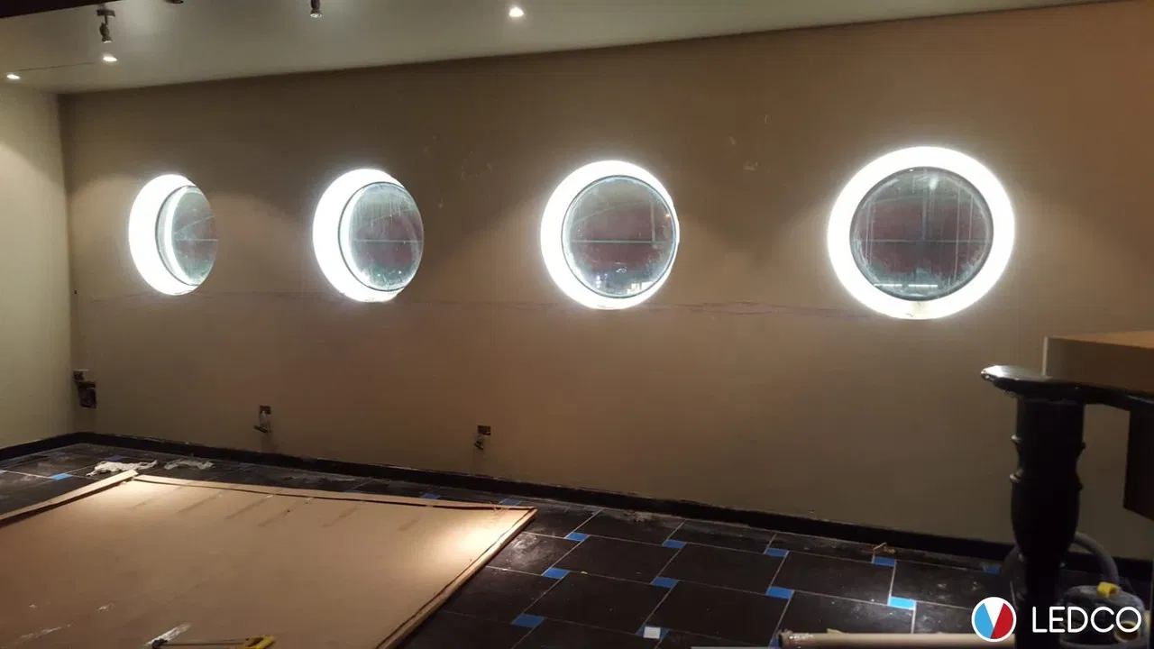 E guardo il mondo da un oblò backdrop