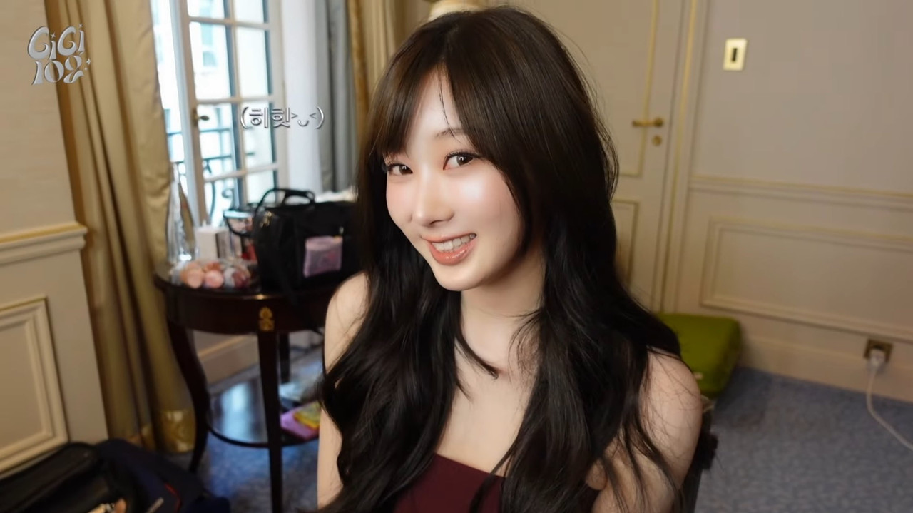 GiGi-log ☽ backdrop