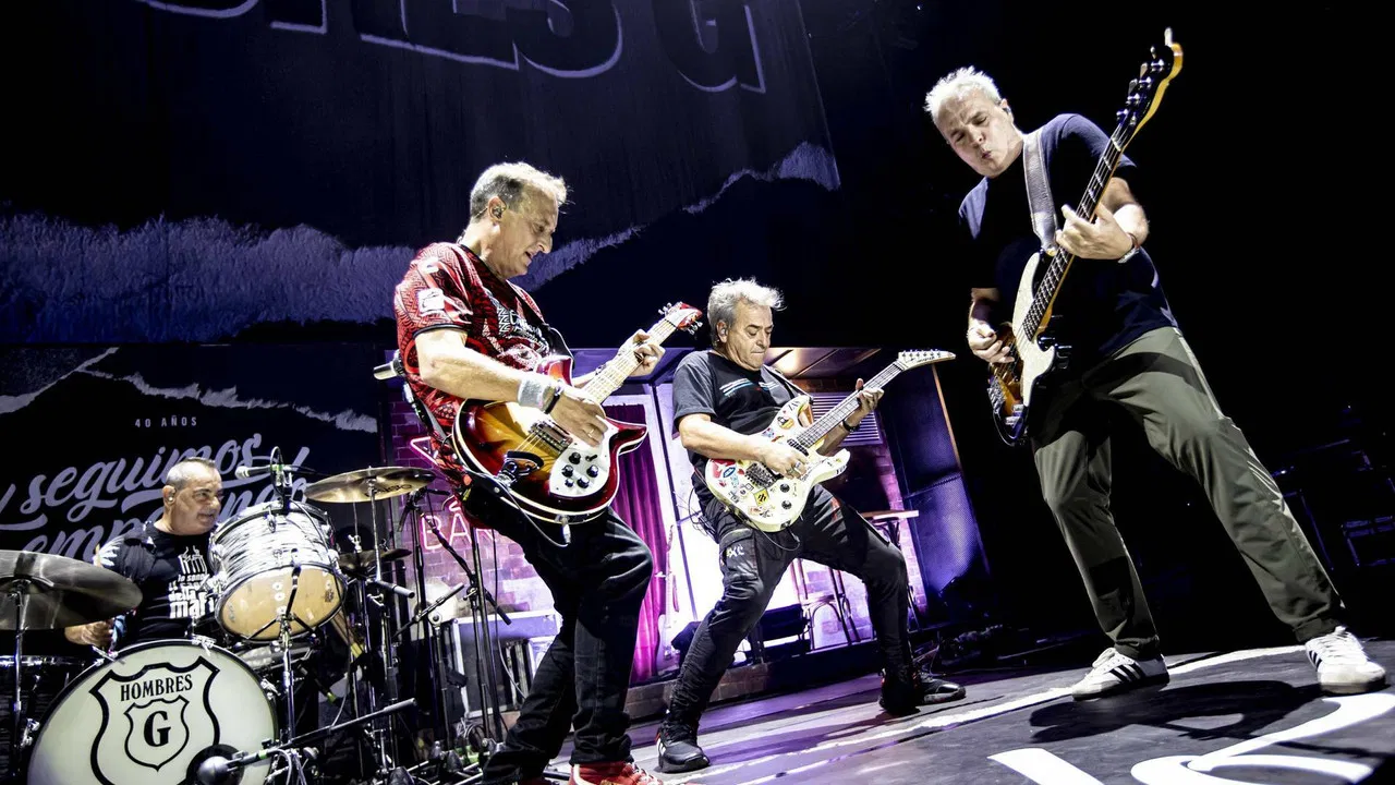 Hombres G: 40 años y seguimos empezando backdrop