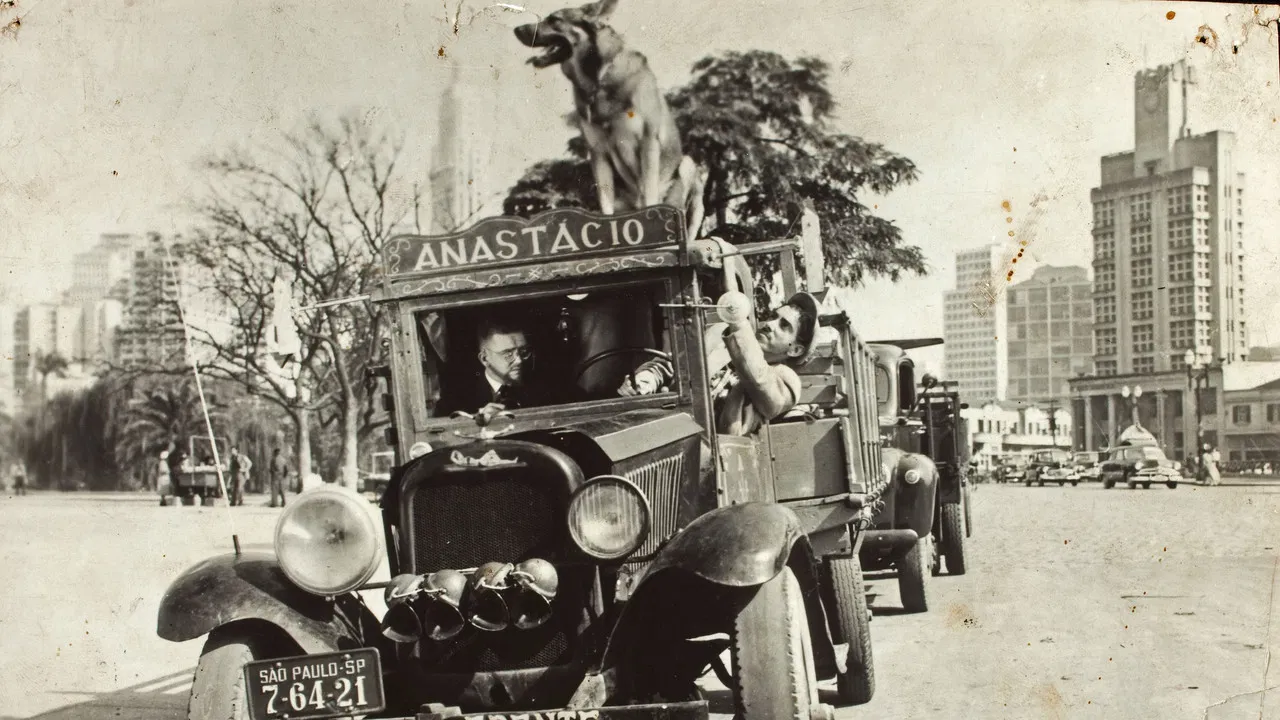 Sai da Frente backdrop