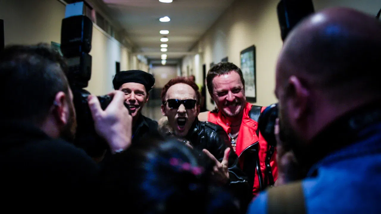 Ellos son, Los Violadores backdrop