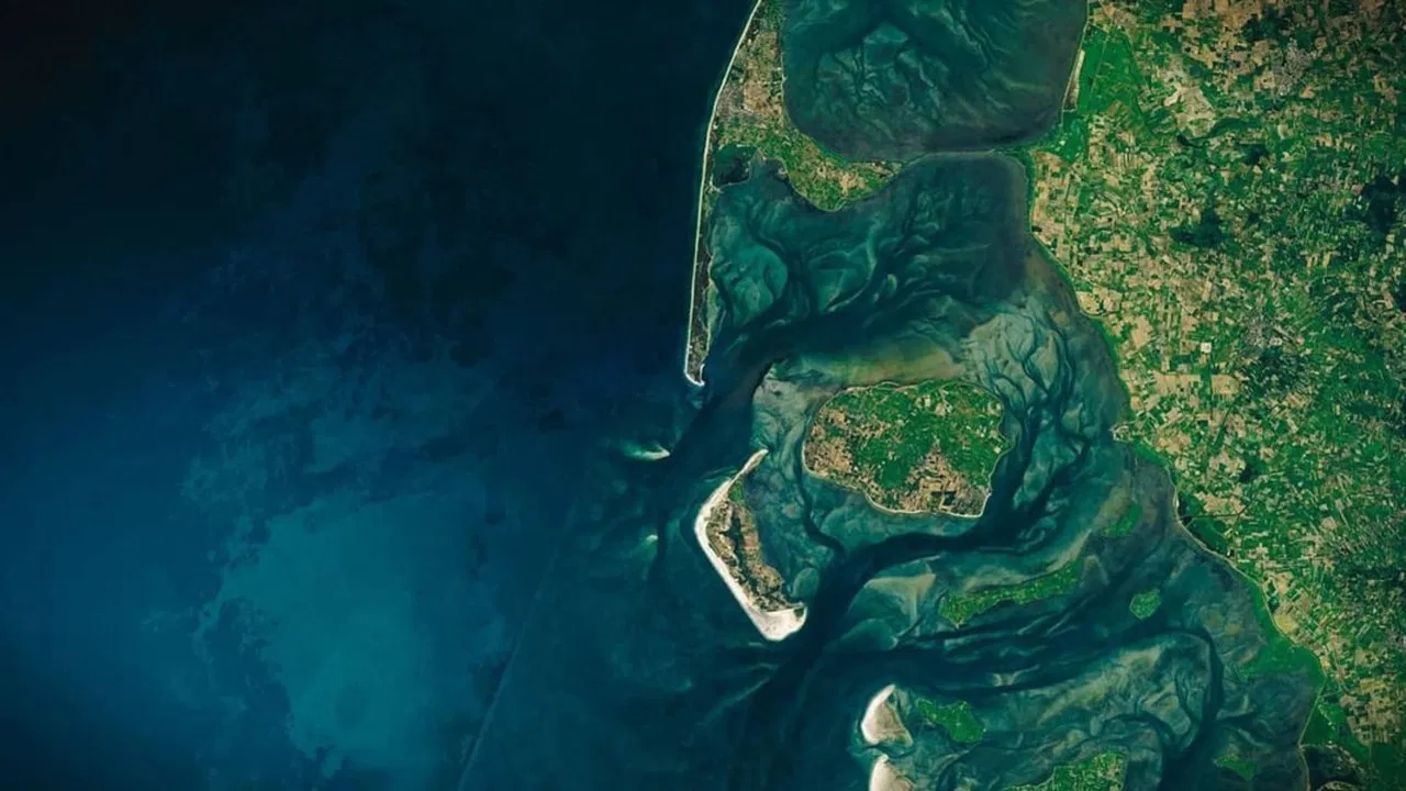 Deutschland aus dem All backdrop