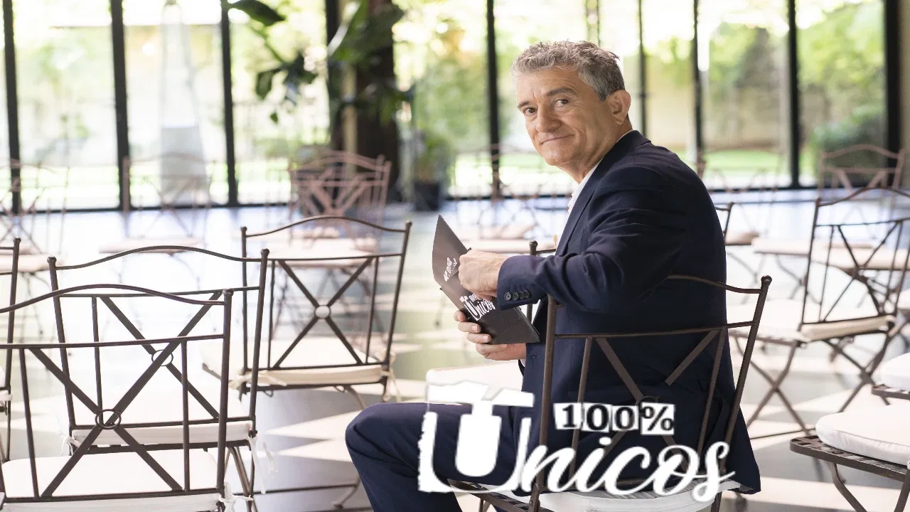 100% únicos backdrop