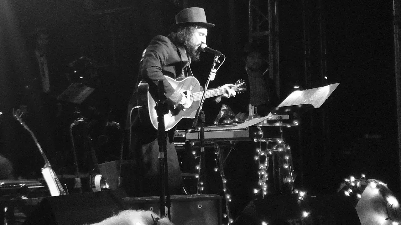 Vinicio Capossela: Liveinvolvo backdrop
