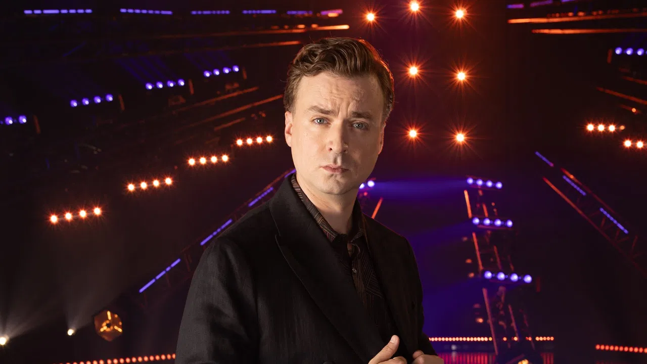 Sous le spot backdrop