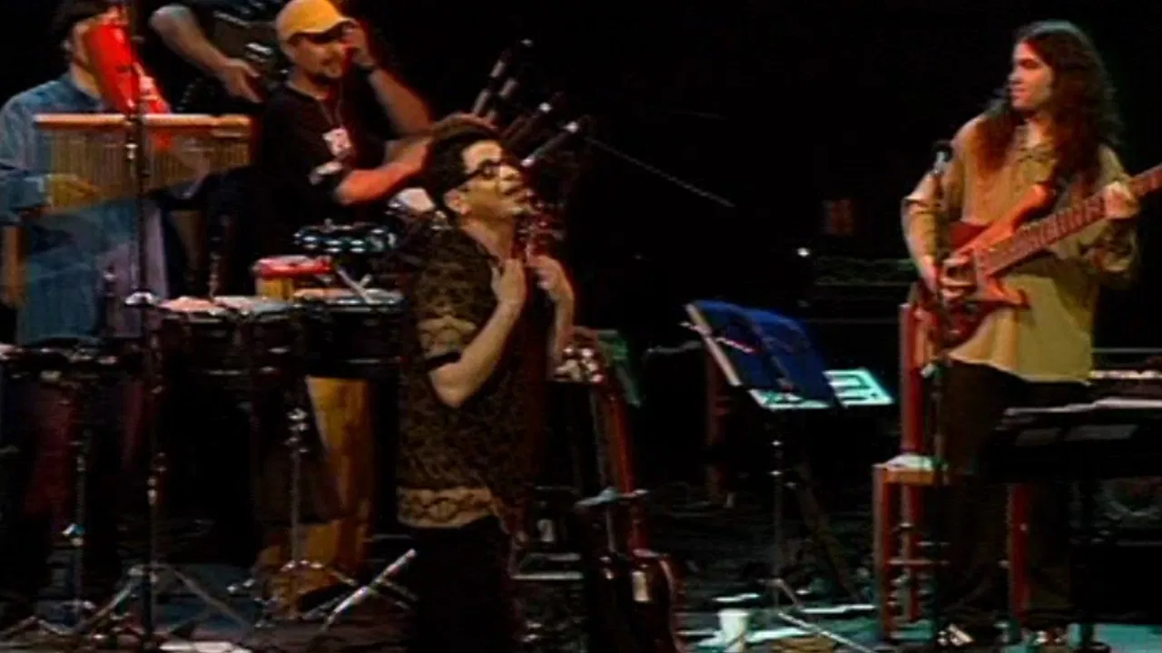 Joe Vasconcellos ★ To bad weather, good face backdrop