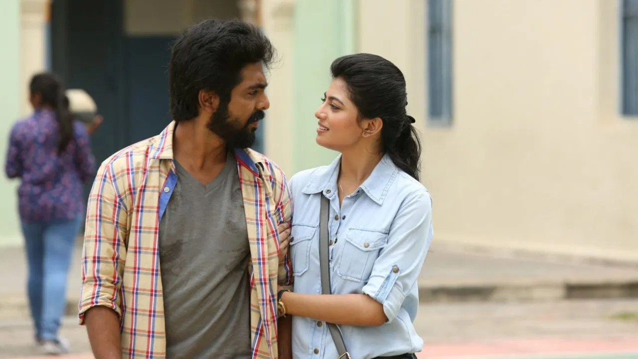 Kadavul Irukaan Kumaru backdrop