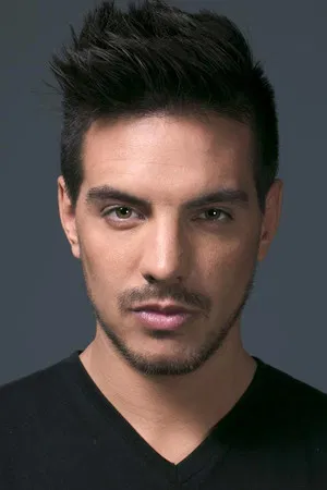 Vadhir Derbez photo