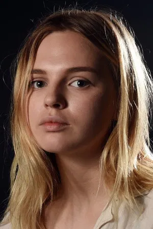 Odessa Young photo