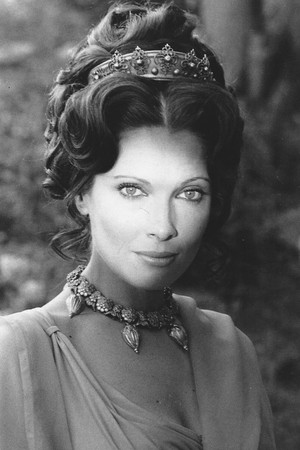 Hildegard Neil photo