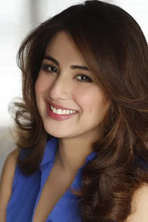 Ushna Shah photo