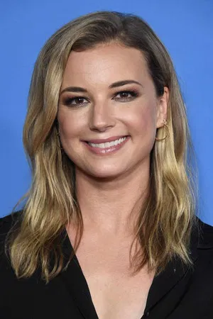 Emily VanCamp photo