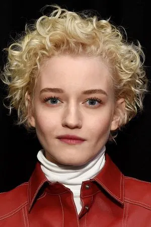 Julia Garner photo