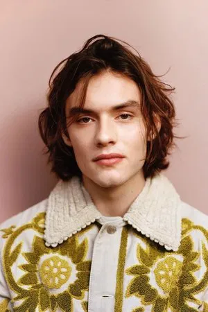 Louis Partridge photo